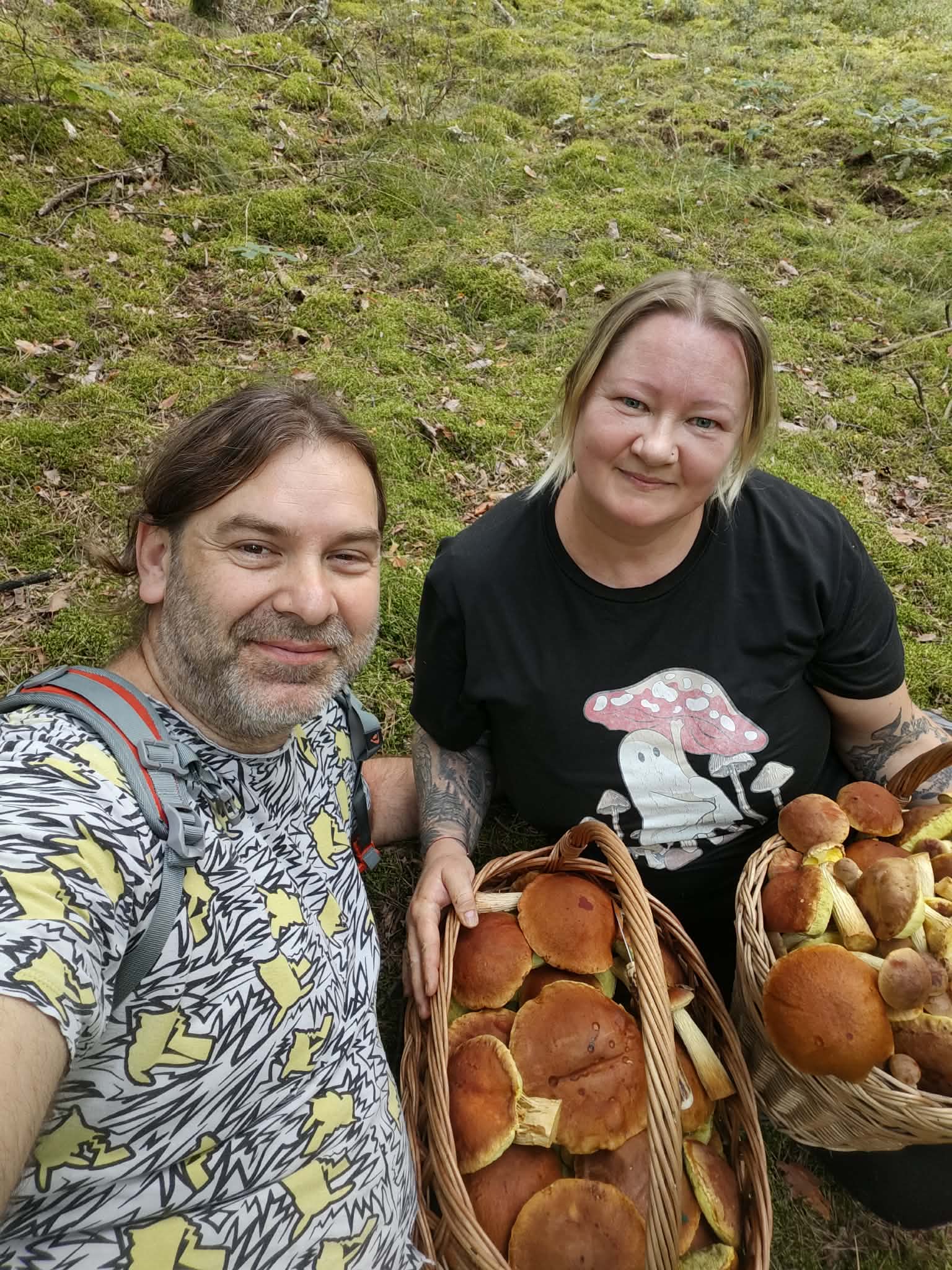 Michał i Kasia podczas grzybobrania z koszem pełnym grzybów
